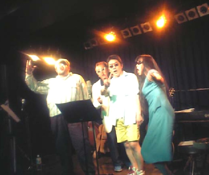 The Zircons、どうでもいいけどねーさんがベラかエルヴァイラにしか見えない。