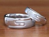 握りあった手 マリッジリング 結婚指輪