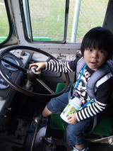 旧バス運転席。