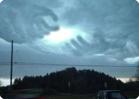 沖縄の雲 神の手