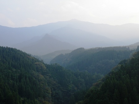 橋から祖母山を望む.JPG