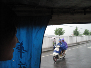 中国・「鳥鎮(Wuzhen)」に到後、自転車タクシーで移動