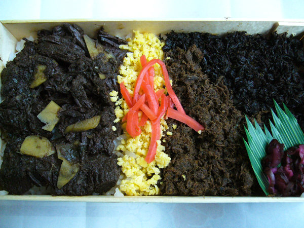 千葉・館山駅のくじら弁当