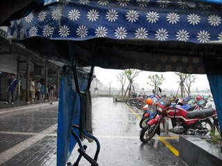 中国・「鳥鎮(Wuzhen)」に到後、自転車タクシーで移動