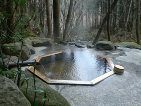里の湯 名物「八角形の露天風呂」