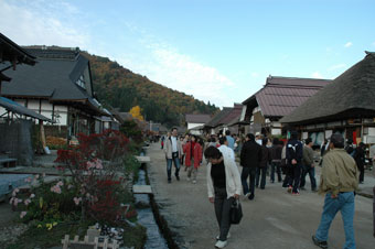 紅葉の観光客でごった返した大内宿