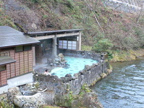 花巻大沢温泉の開放的な混浴露天風呂