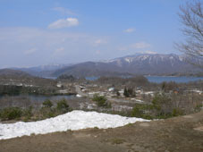 残雪の檜原湖を覗き見る
