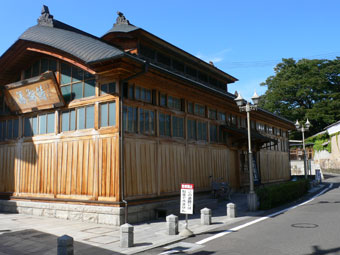 飯坂温泉のシンボル「鯖湖湯」の外観