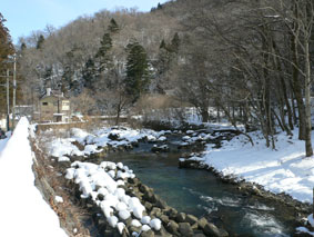 元泉館の側を流れる川。雪が積もってます
