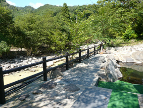 川沿いの露天風呂を独占できる贅沢な温泉