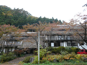武尊温泉「萱の家」の風情ある紅葉の景色