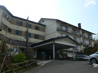 新野地温泉の相模屋。入り口はごく普通の温泉宿
