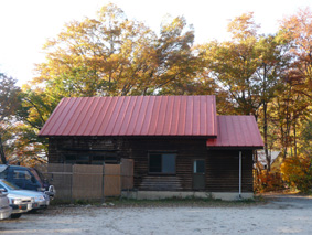 用具置き場の様な雰囲気の温泉小屋