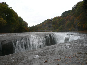 秘湯の帰り道に立ち寄り 吹き上げの滝の景色