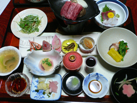 食卓にならんだ夕食。これであの値段?!