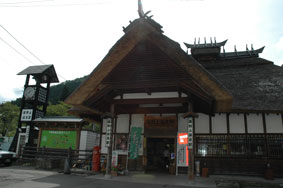 湯野上温泉駅の駅舎の写真