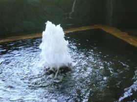 源泉の噴出する秘湯の湯