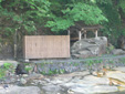 秘湯: 川沿いの露天風呂。さてここはどこ?
