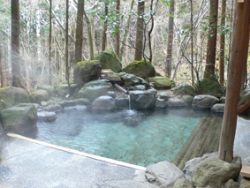 里の湯の露天風呂(雨でも濡れない配慮)