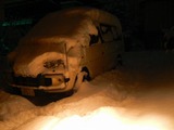 ライトとフロントガラスだけ雪を払って出発