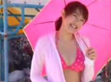大沢あかね 巨乳アイドル水着を披露