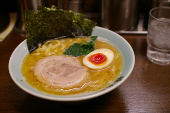横浜スカイビルの横浜家系ラーメン屋「壱八家」のラーメン