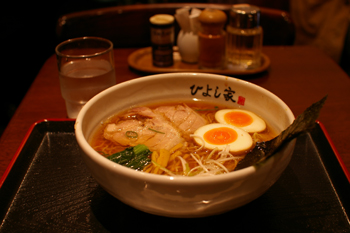横浜市港北区の日吉にあるラーメン店「ひよし家」の特製らー麺