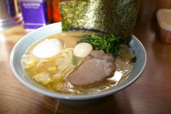 横浜磯子にある横浜家系ラーメン店「壱六家」のラーメン
