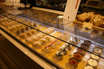 キュービックプラザ新横浜にある和菓子屋「梅芯庵」の店内
