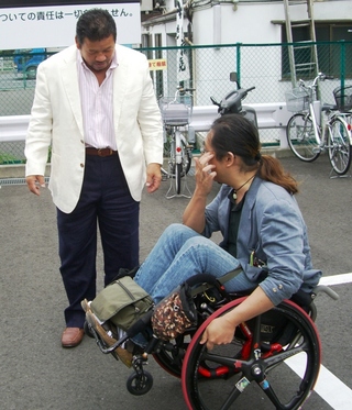 藤波辰爾さんにウィリーを見せるくまぷう
