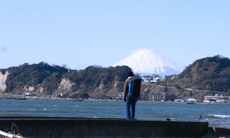 青年と富士