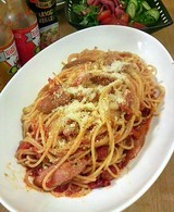 ソーセージ入りのトマトソース