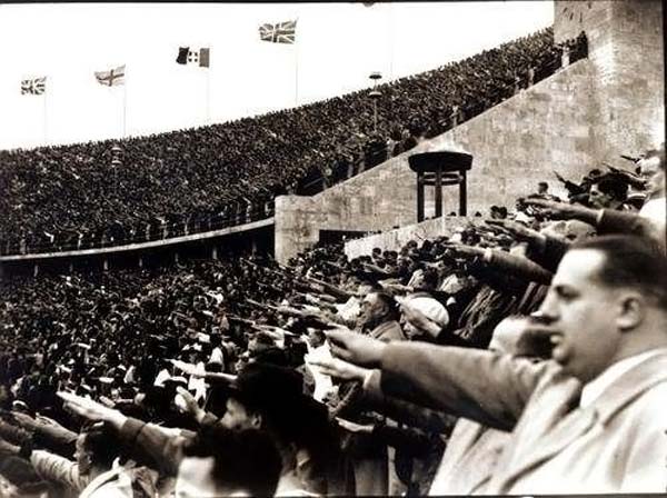 ヒトラーの祭典…1936年ベルリン・オリンピックの熱狂した様子 