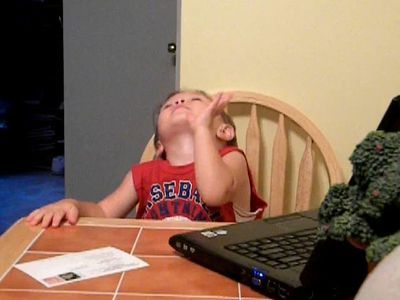 マイケルジャクソンに酔いしれる2歳児