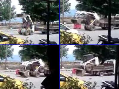 ショベルカーを自力でトラックに載せるトリッキーな技