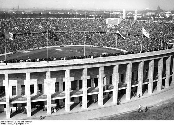 ヒトラーの祭典…1936年ベルリン・オリンピックの熱狂した様子 