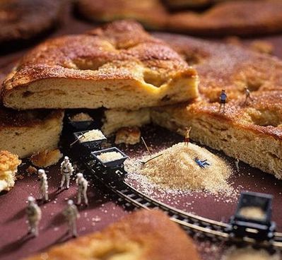 食べ物の中に迷い込んだミニチュアの世界10