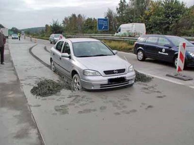コンクリートにはまった自動車
