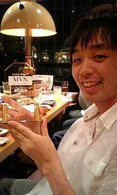 記念の楯を持つ香山さん
