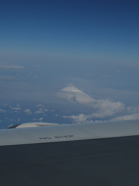 機上から望む富士山