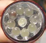 懐中電灯発光部の9個のLED(発光ダイオード)