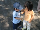 お友達と取り合いっこ