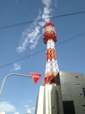 夏空と塔
