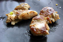 ラム肉に塩をかけていただきます