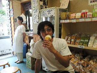 雷門でソフトクリーム