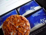 アーモンドスライスをホワイトチョコで固めたお菓子