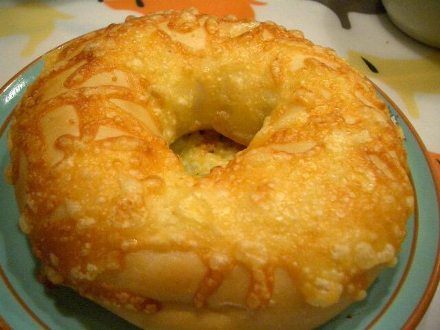 チーズがのってるベーグル。 ふつーに うまいよぉー!