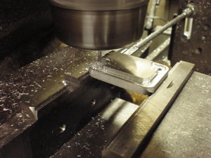 マスターシリンダーキャップ・フライス盤にて製作中