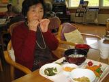 黒豆を食べる通所介護の利用者さん